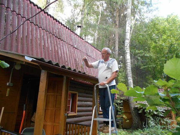 Чистка водостоков загородного дома от листьев и прочего мусора