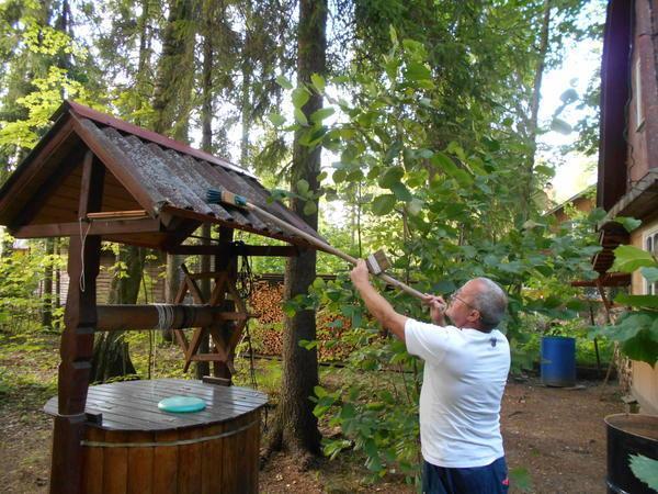 Чистка водостоков загородного дома от листьев и прочего мусора